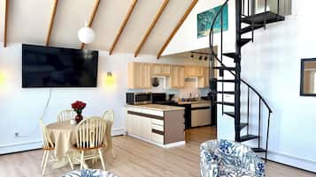 Appartamento, vista oceano | Cucina privata | Frigorifero con congelatore, microonde, forno, piano cottura