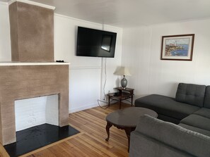 公寓 | 客厅 | 50-英寸纯平电视（配备数码频道）、电视、Netflix