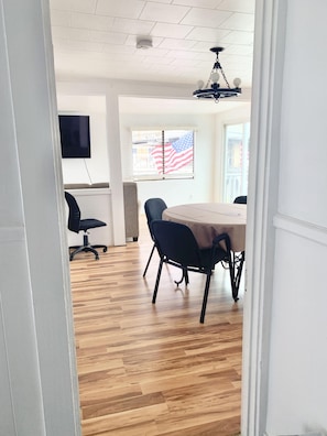 Apartment | Essbereich im Zimmer