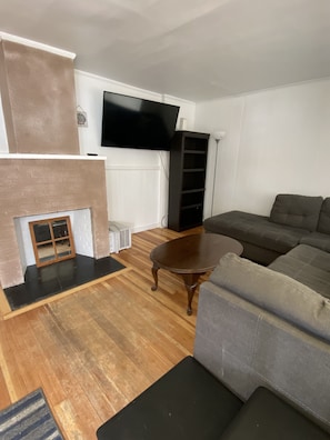 Apartment | Wohnbereich | 50-Zoll-Flachbildfernseher mit Digitalempfang, Fernseher, Netflix