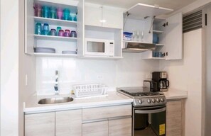 Kühlschrank, Mikrowelle, Ofen, Herdplatte