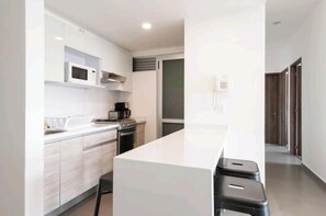 Refrigerador, microondas, horno y parrilla de estufa 