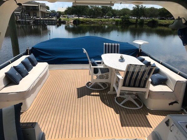 Outdoor dining - 51' Yacht - June to October - 1.5 BR, 1 Ba, Stuart, Hutchinson, Jensen (Jensen Beach)
