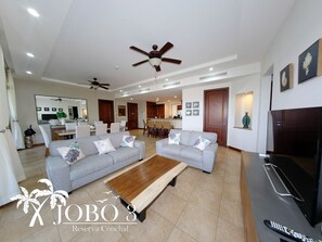 Smart TV, books - Condo Jobo 3 - Reserva Conchal (Playa Conchal)
