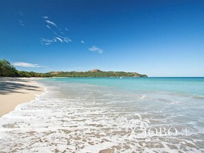 Playa en los alrededores, camastros y toallas de playa