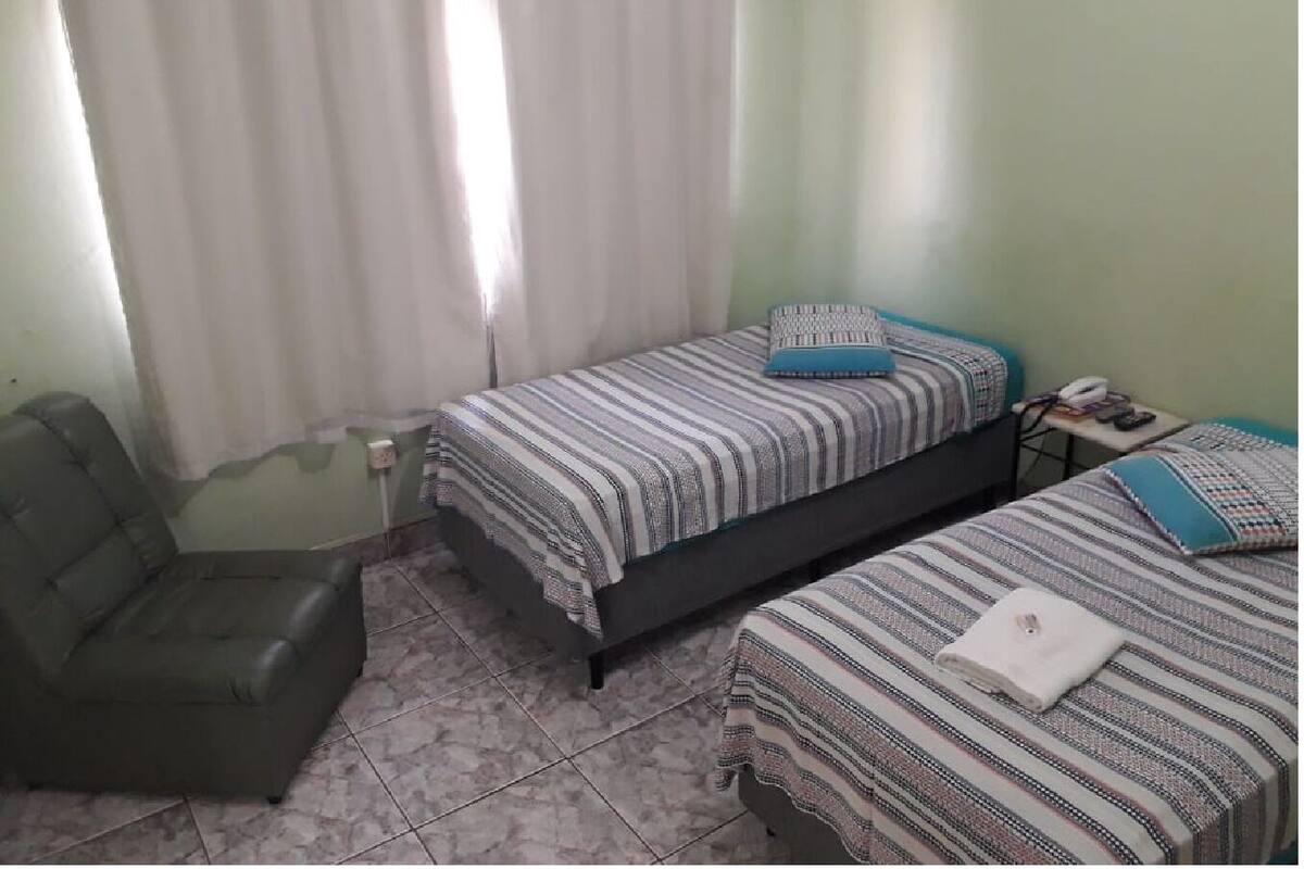 Habitación triple, 3 camas individuales | Minibar y wifi gratis