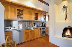 Kühlschrank, Ofen, Herdplatte, Wasserkocher mit Kaffee-/Teezubehör