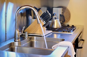 Kylskåp, ugn, spishäll och kaffe- och tebryggare