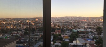 Clean & safe apartment. Near borders & airport!