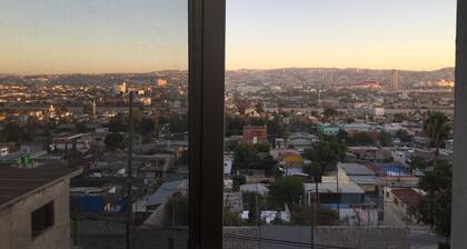 Clean & safe apartment. Near borders & airport!