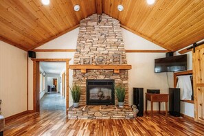 Interior - Holbrook Retreat - 5 bedroom on 47 acres (Detroit Lakes)