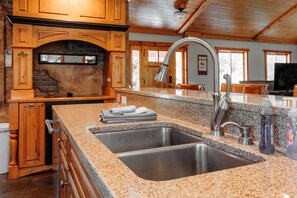 Interior - Holbrook Retreat - 5 bedroom on 47 acres (Detroit Lakes)