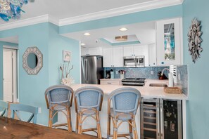 Jääkaappi, mikroaaltouuni, uuni, liesi