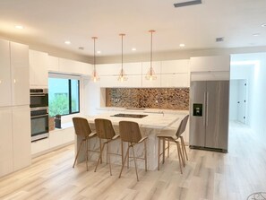 冷蔵庫、電子レンジ、オーブン、コンロ