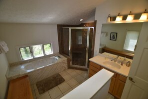 Combined shower/tub, jetted tub, hair dryer, towels