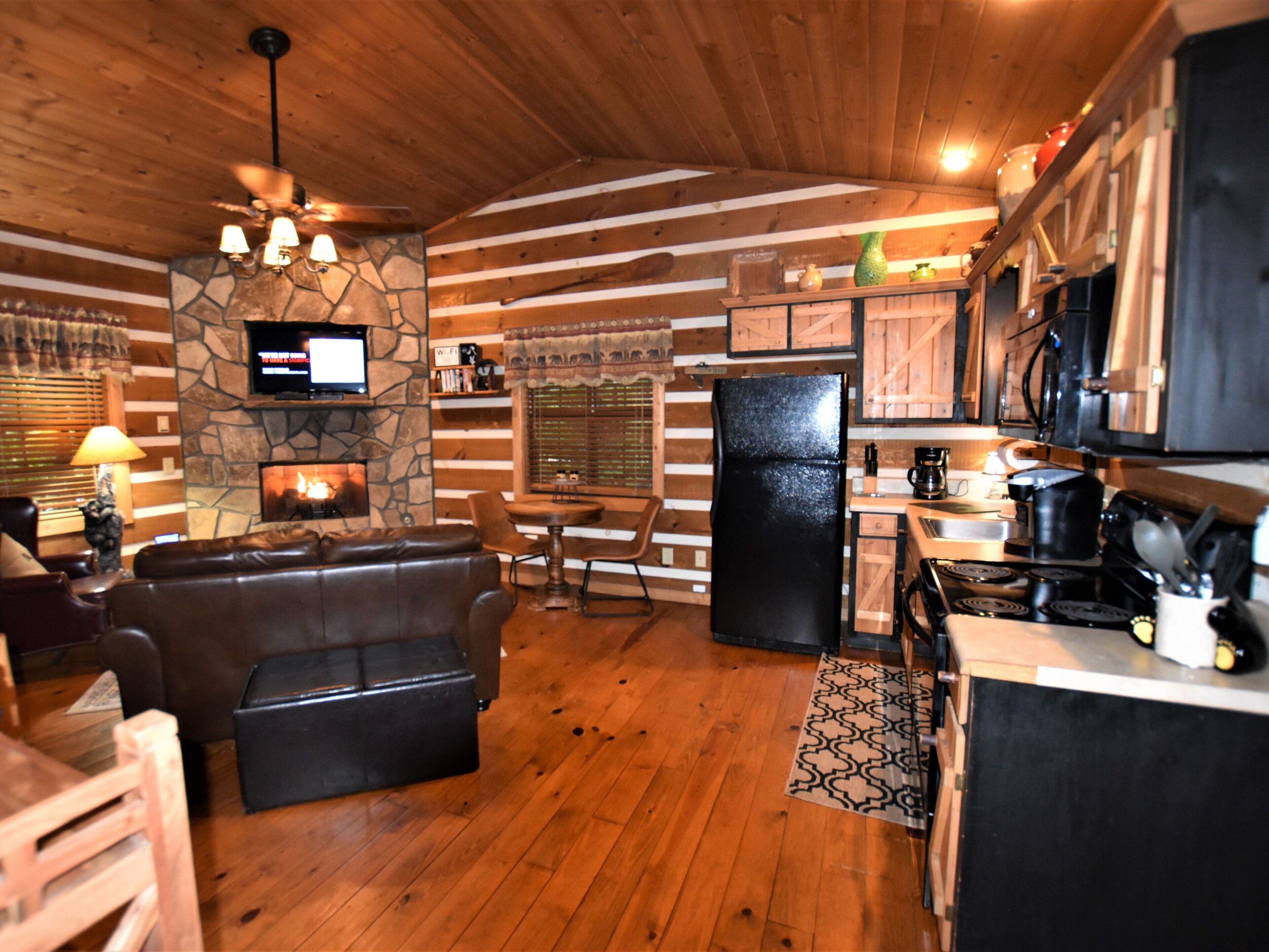 Rest & Relaxation - Fire pit/hot tub/Fiber Optic Internet