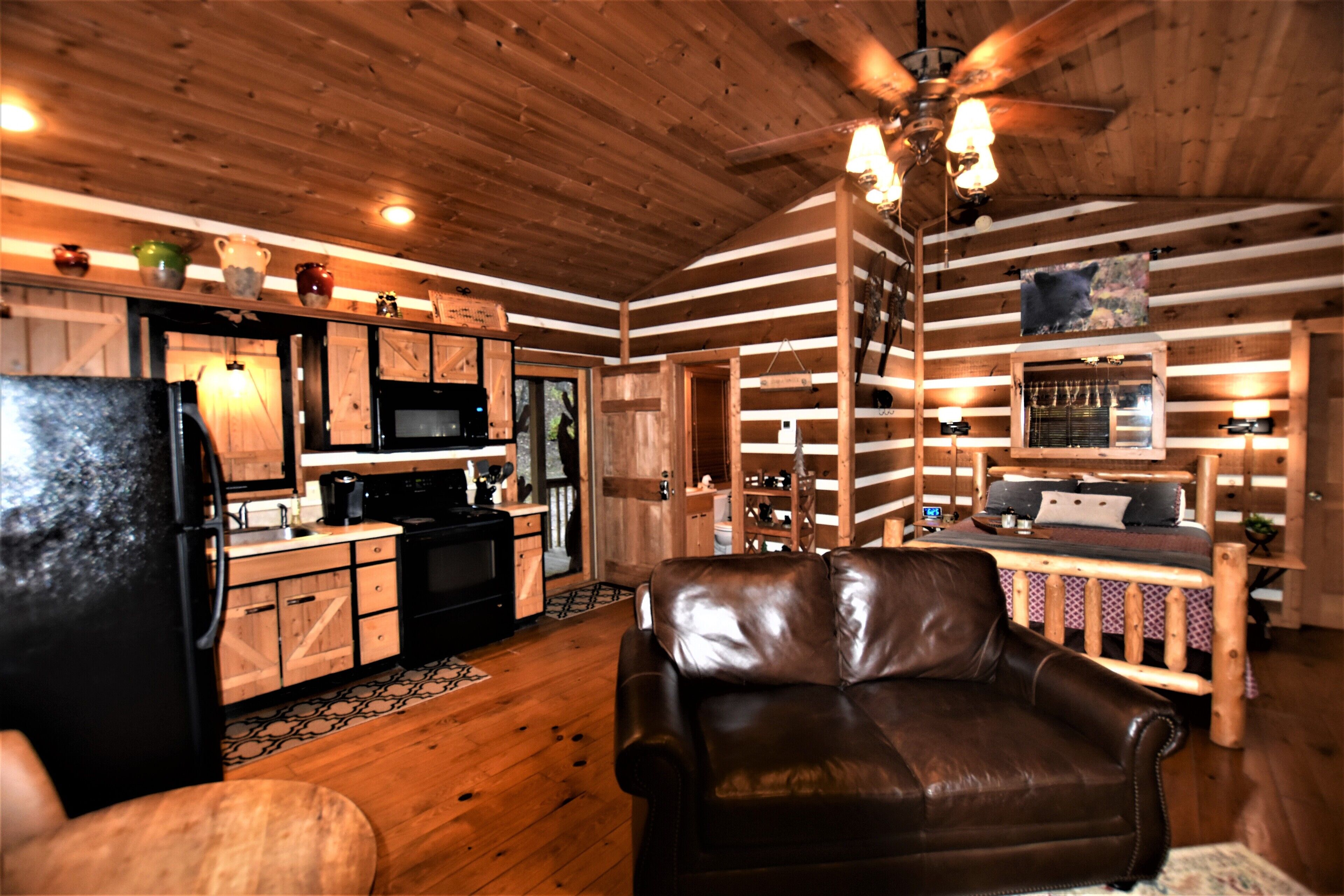 Rest & Relaxation - Fire pit/hot tub/Fiber Optic Internet