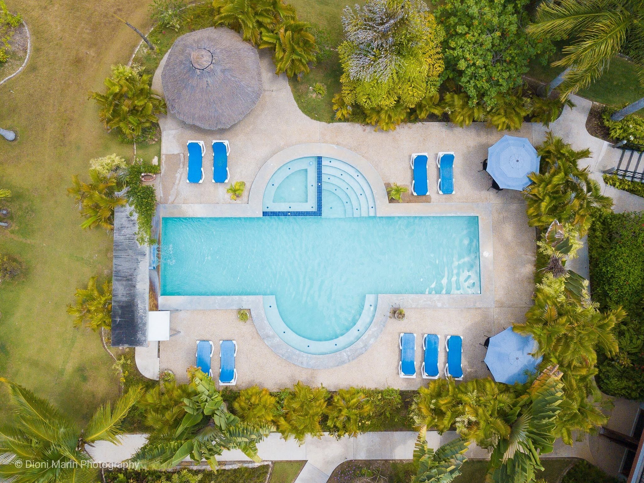 Piscine extérieure, parasols de plage, chaises longues