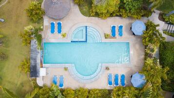 Piscine extérieure, parasols de plage, chaises longues