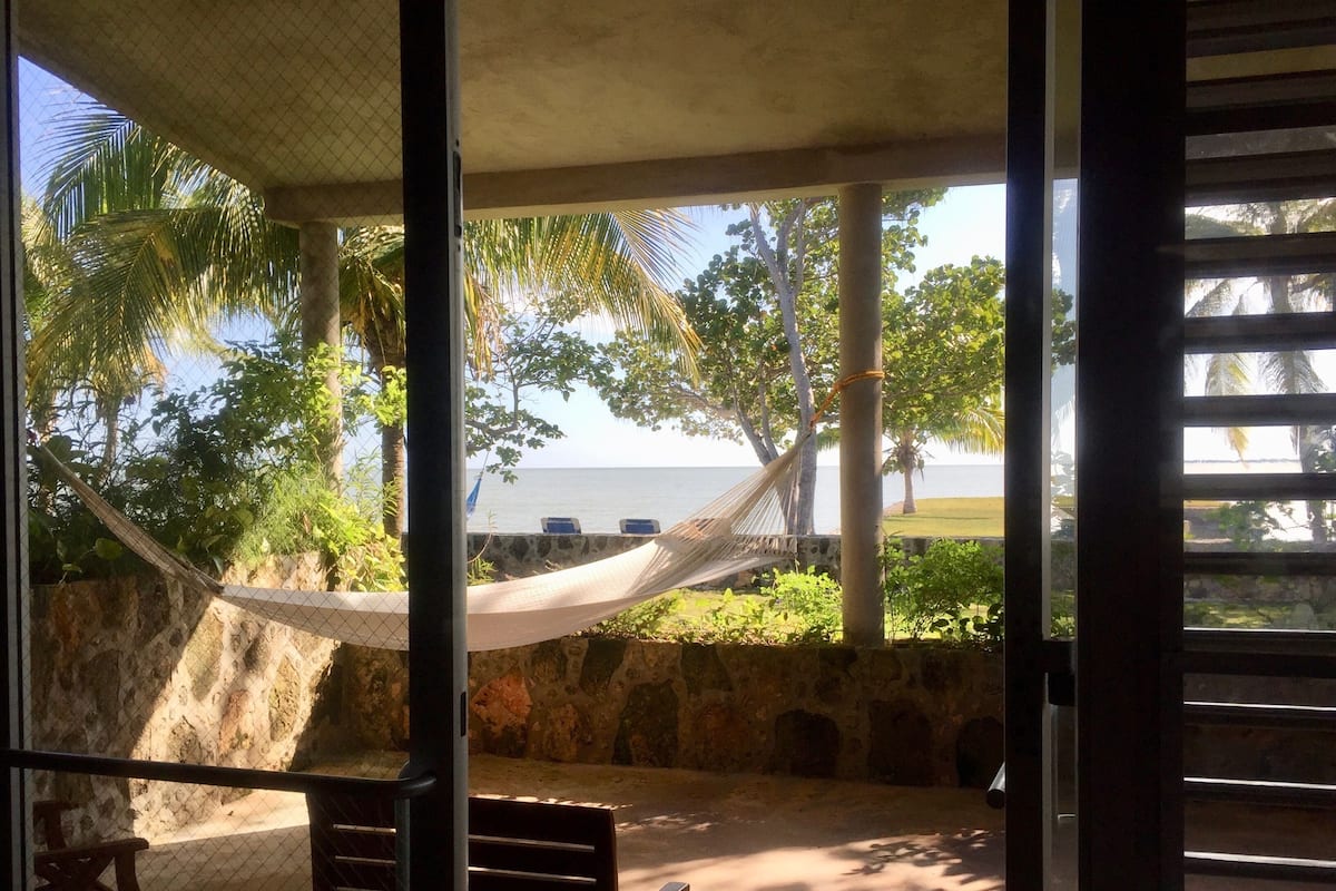 RM10 - Beach Front Suite with Patio | Individuell inredning, unika möbler och mörkläggningsgardiner