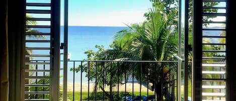 RM3 - Classic Queen Bay View | Individually decorated, individually furnished, blackout drapes
