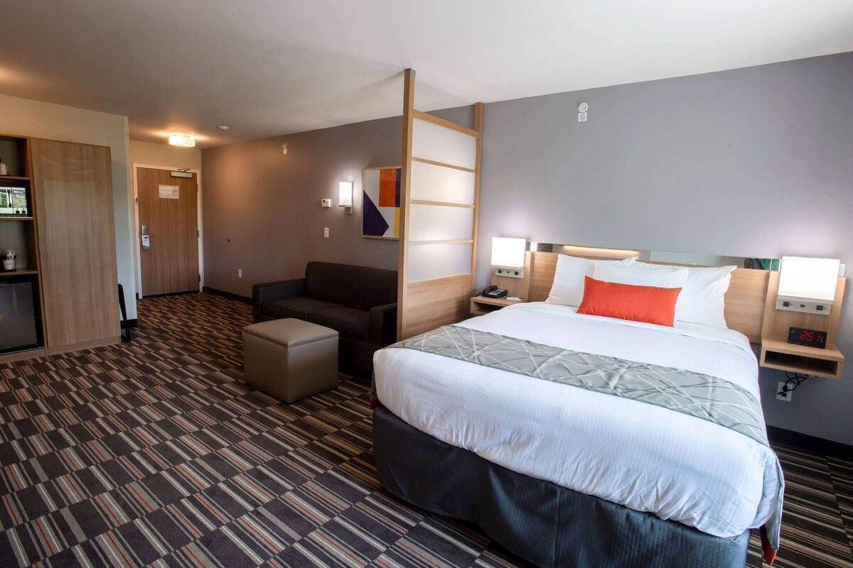 Iron/ironing board, free WiFi, bed sheets