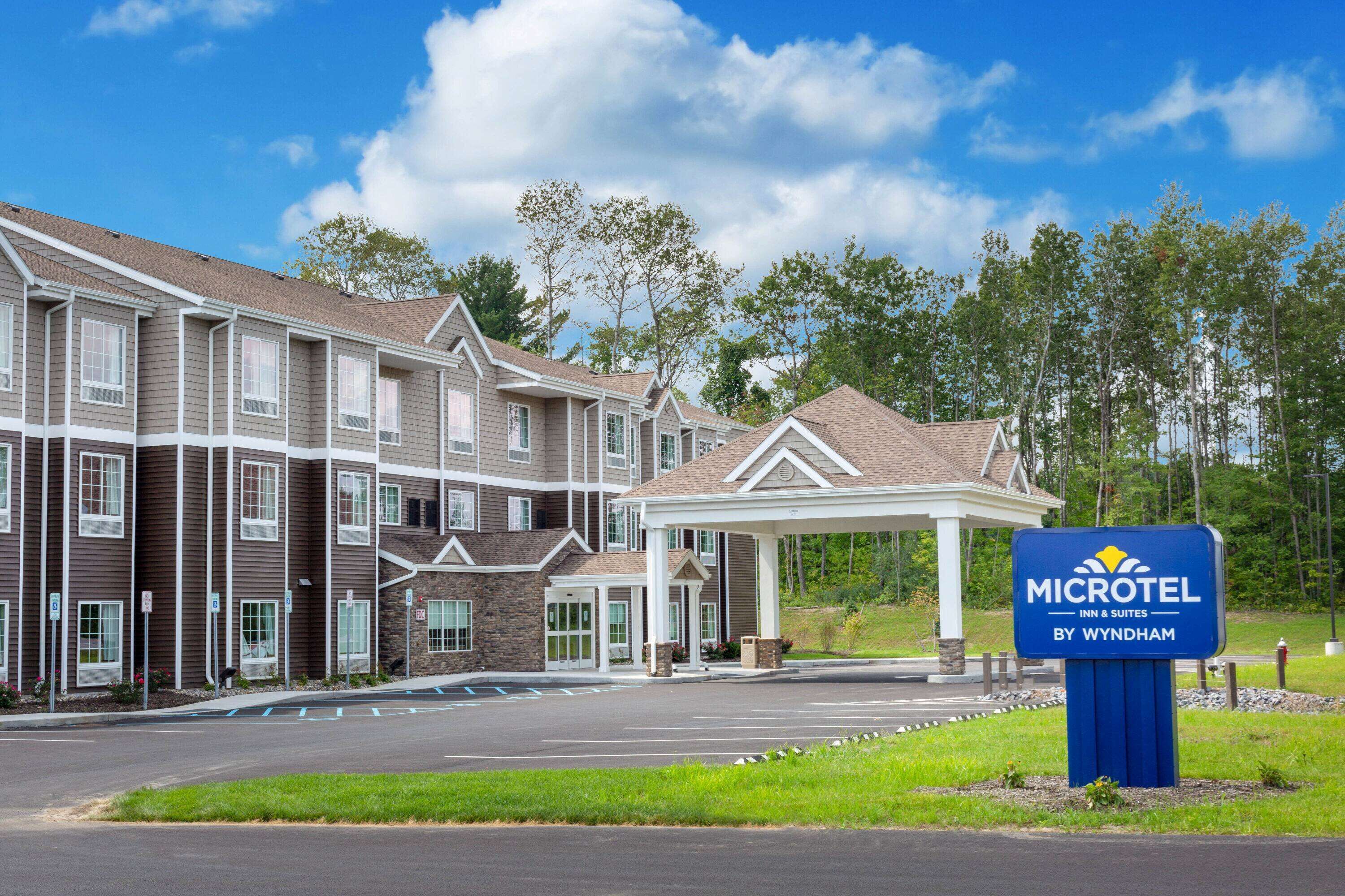 Edificio di un Microtel Inn & Suites by Wyndham con ingresso coperto e parcheggio.