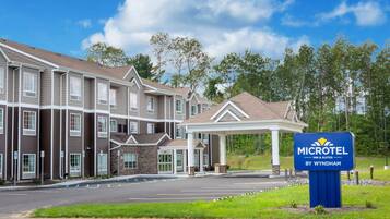 Edificio di un Microtel Inn & Suites by Wyndham con ingresso coperto e parcheggio.