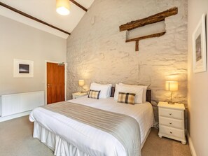 7 bedrooms, free WiFi, bed sheets