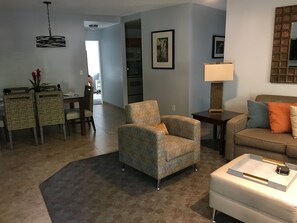 コンドミニアム 2 ベッドルーム | リビング エリア | 薄型テレビ