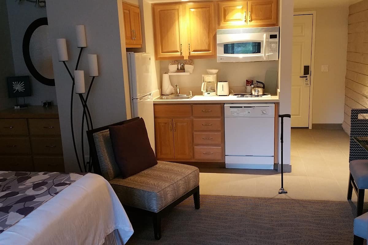 Studio Suite | Private kitchenette | Microwave, stovetop, dishwasher, coffee/tea maker