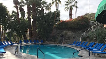 2 piscines extérieures, cabanons gratuits, chaises longues