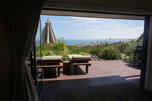 Whenua Apartment with Spa Pool minutes from Surf Breaks