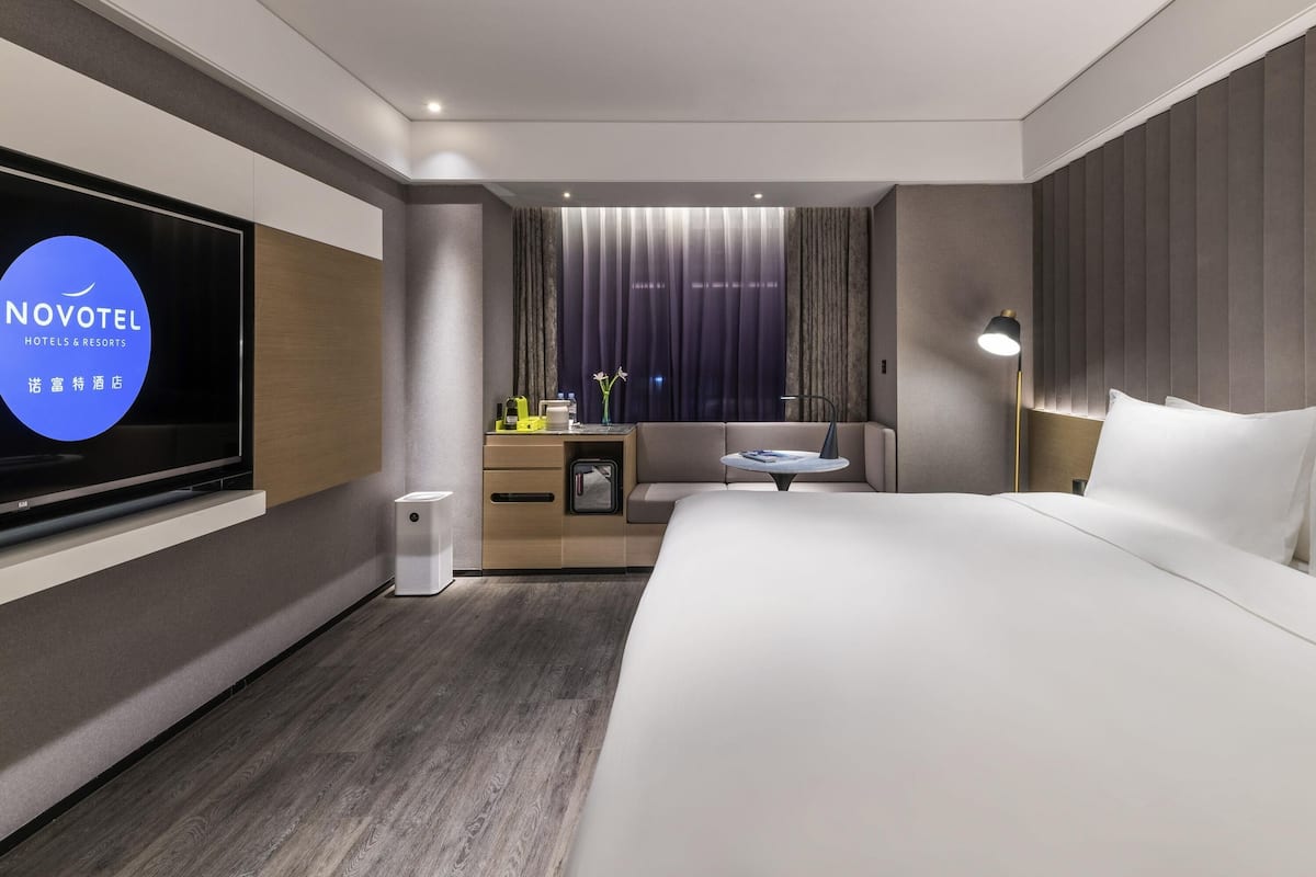 Minibar, kedap suara, setrika/meja setrika, dan Wi-Fi gratis