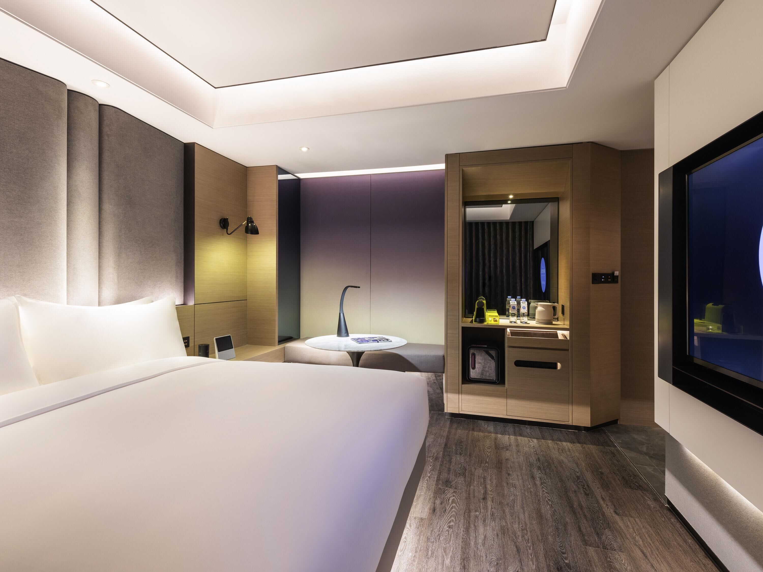 Minibar, sistema de insonorización, tabla de planchar con plancha