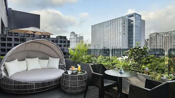 Deluxe Room, 1 King Bed (City Side) | Minibar, soundproofing, iron/ironing board, free WiFi