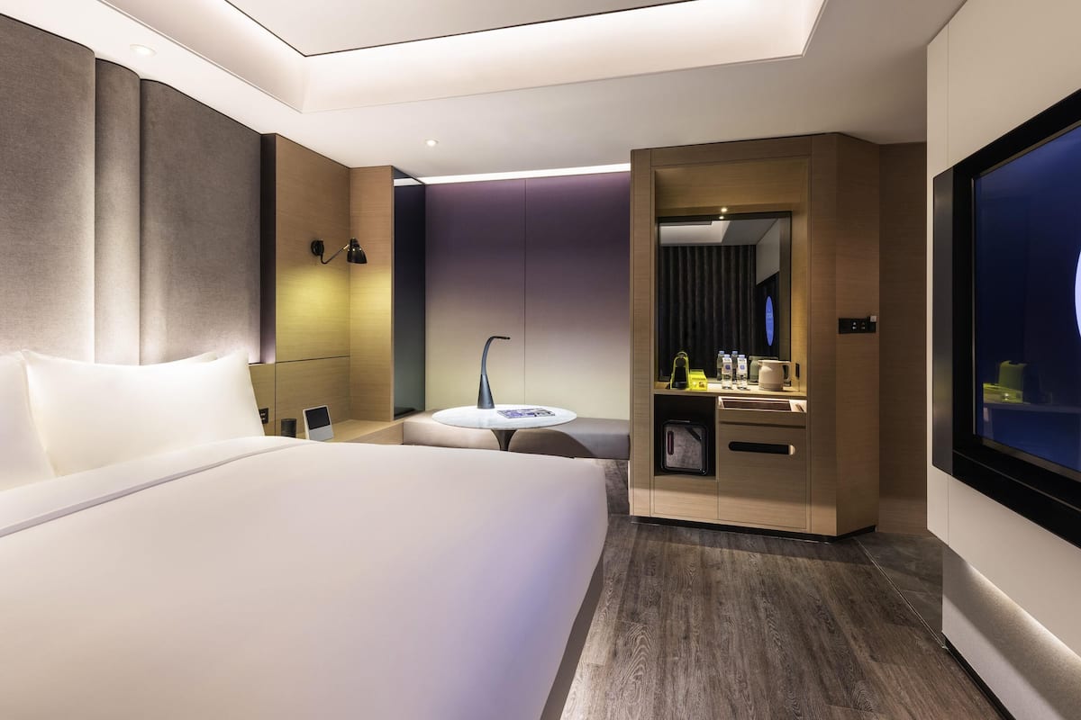 Minibar, kedap suara, setrika/meja setrika, dan Wi-Fi gratis