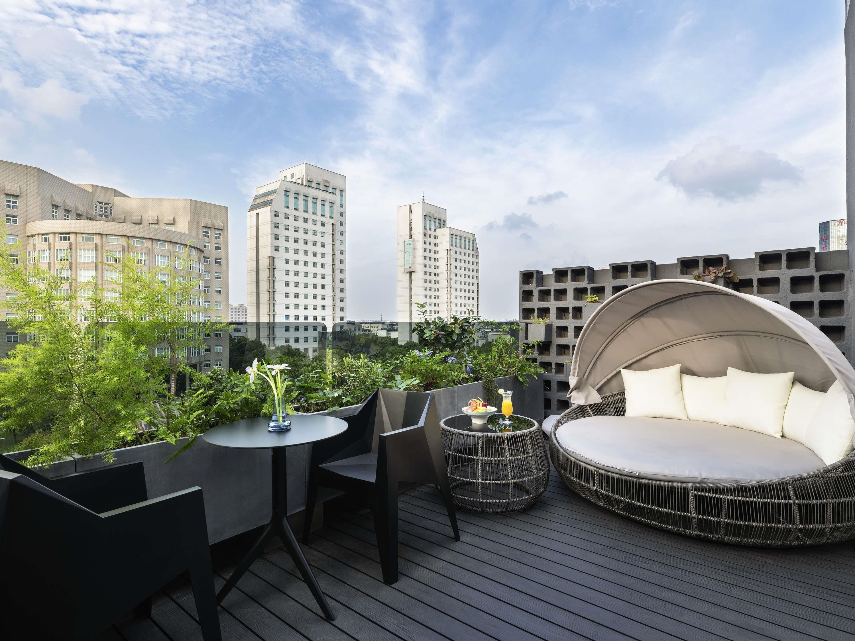 Deluxe Room, 1 King Bed (City Side) | Minibar, soundproofing, iron/ironing board, free WiFi