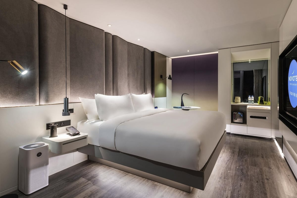 Superior Room, 1 King Bed | Minibar, soundproofing, iron/ironing board, free WiFi