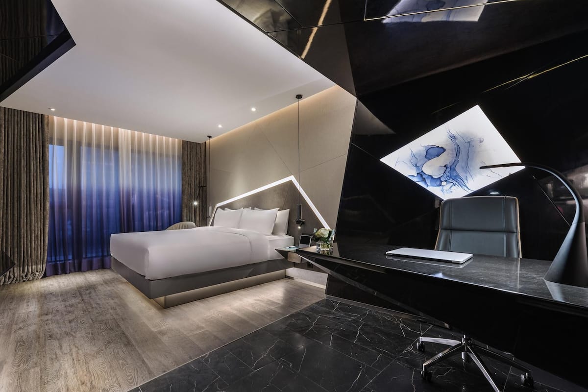 Room, 1 King Bed (Privilege) | Minibar, soundproofing, iron/ironing board, free WiFi