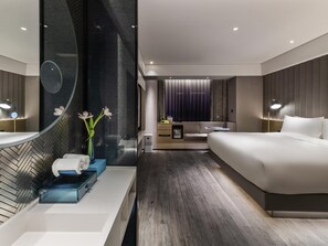 Habitació superior, 1 llit de matrimoni gran | Minibar, habitacions insonoritzades i planxa i posts de planxar 