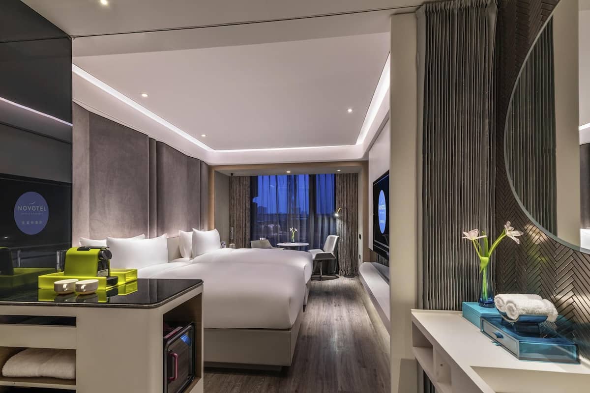 Quarto standard, 2 camas de solteiro | Frigobar, quartos à prova de som, ferros/tábuas de passar roupa