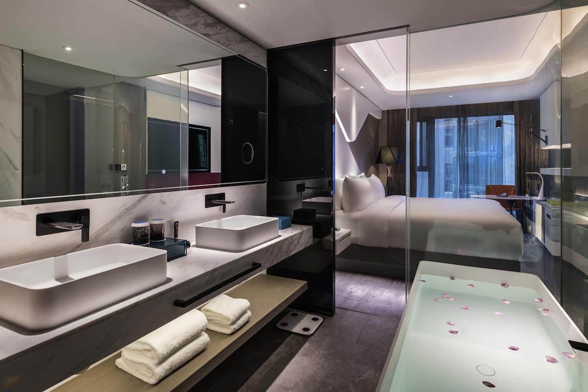 Habitación Deluxe, 1 cama King size | Minibar, insonorización, tabla de planchar con plancha y wifi gratis