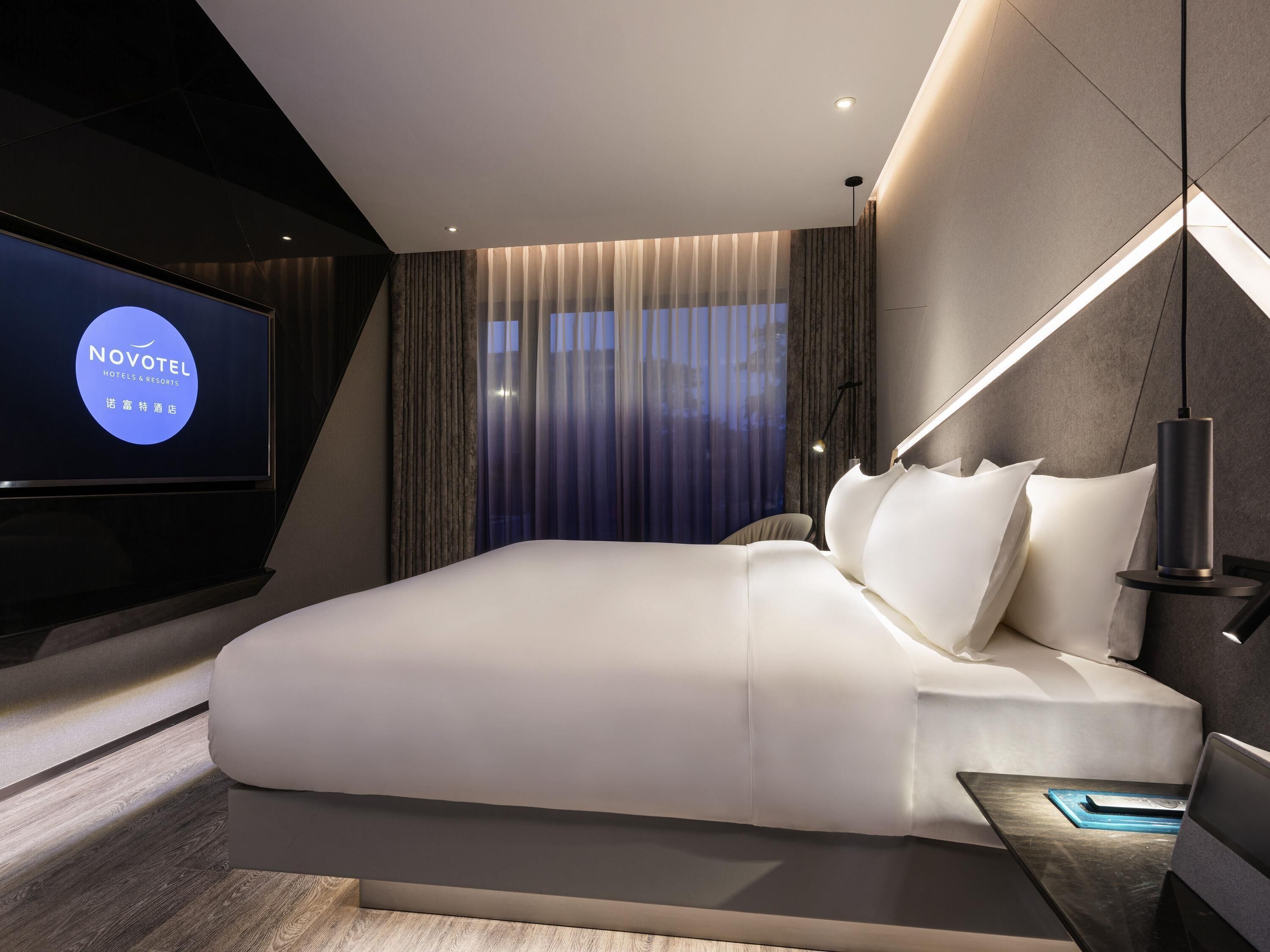 Room, 1 King Bed (Privilege) | Minibar, soundproofing, iron/ironing board, free WiFi