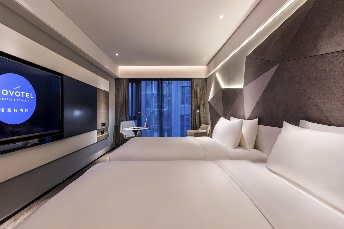 Quarto superior, 2 camas de solteiro | Frigobar, quartos à prova de som, ferros/tábuas de passar roupa