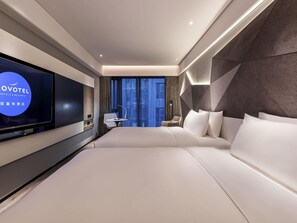 Minibar, sistema de insonorización, tabla de planchar con plancha