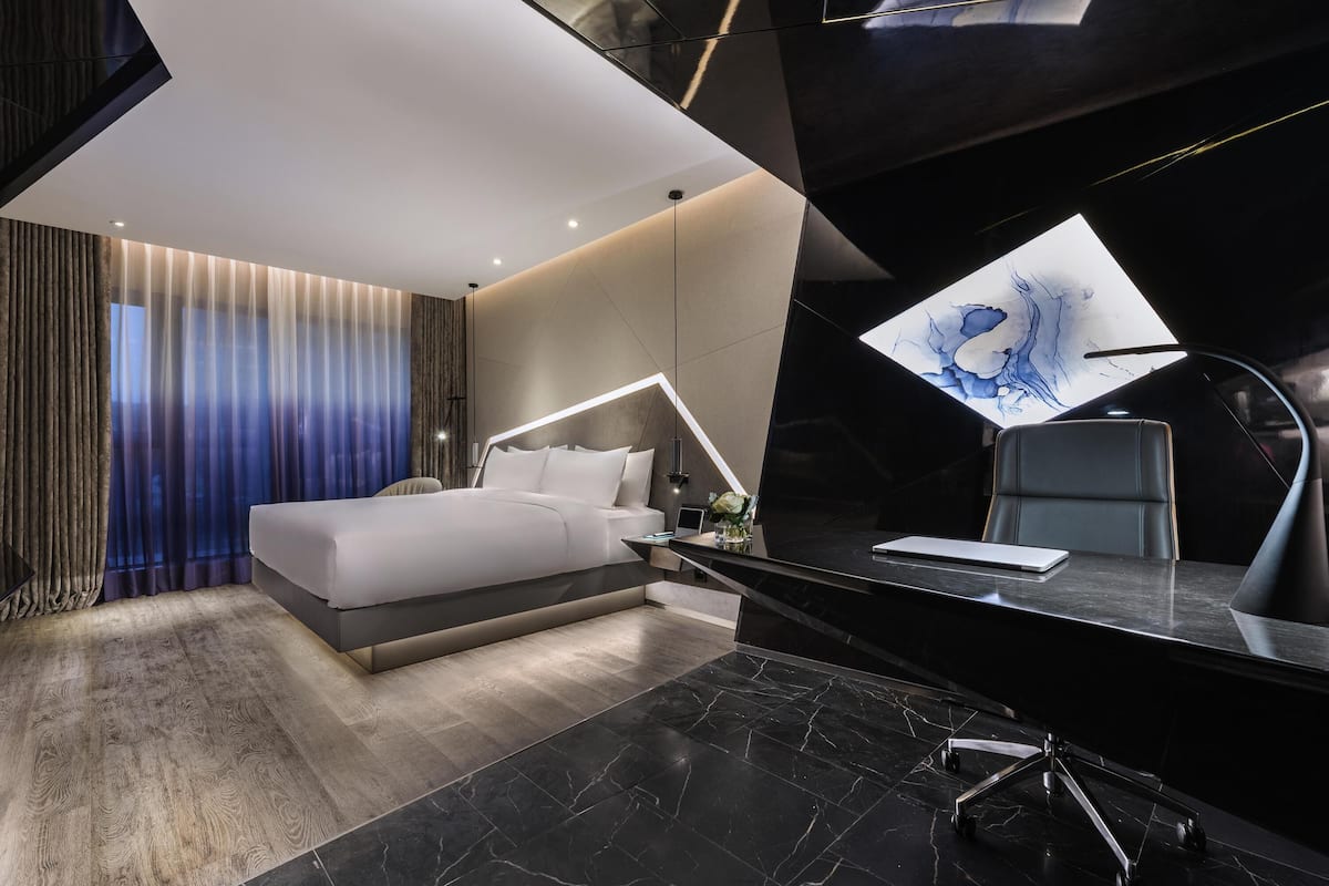 Quarto, 1 cama King (Privilege) | Frigobar, quartos à prova de som, ferros/tábuas de passar roupa