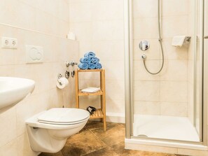 Douche, séchoir à cheveux, serviettes fournies