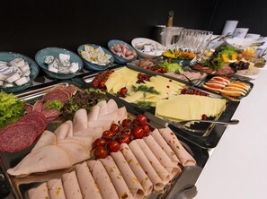 Petit déjeuner buffet (19.90 EUR par personne)