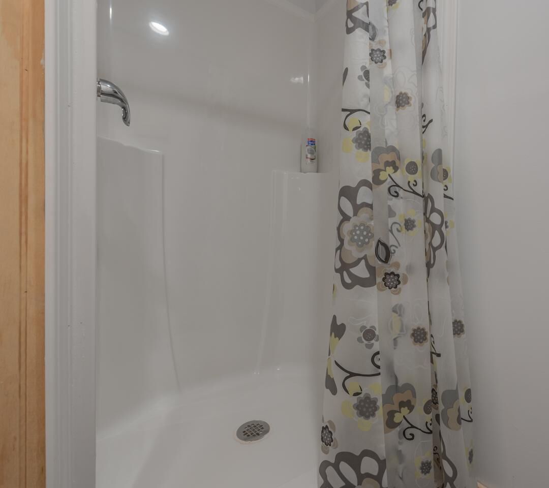 Een douche, handdoeken, zeep, shampoo